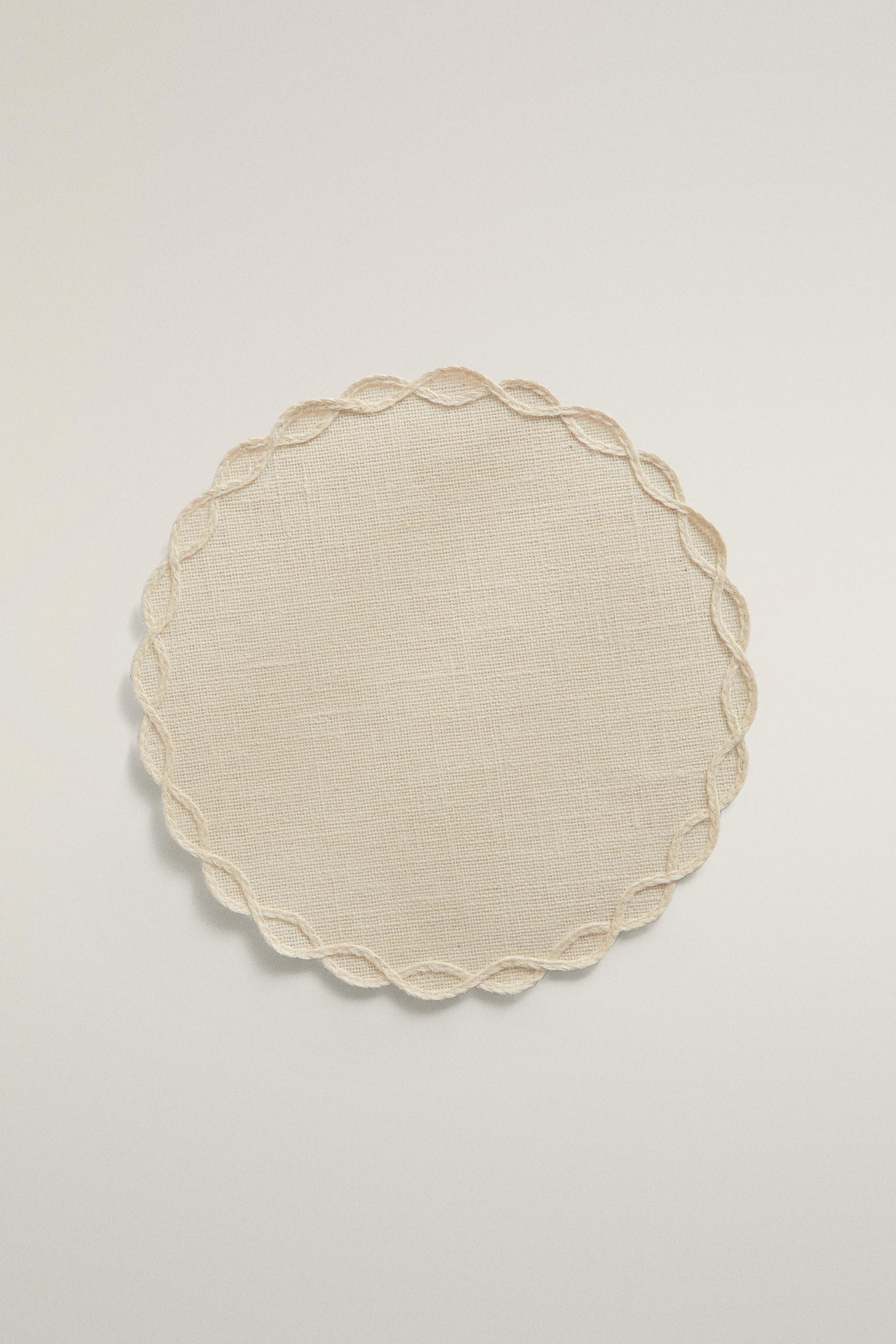 PLACEMAT WITH CHAIN DETAIL